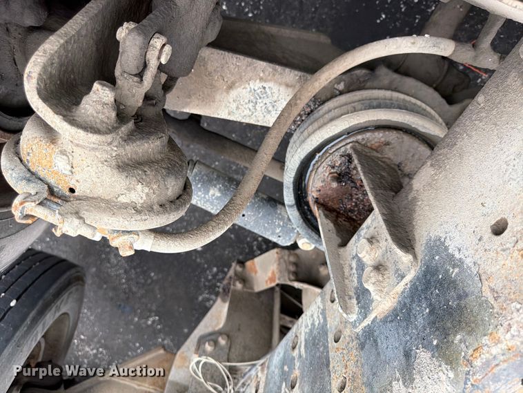 image for item FU4526 2004 Sterling L9500 truck cab and chassis