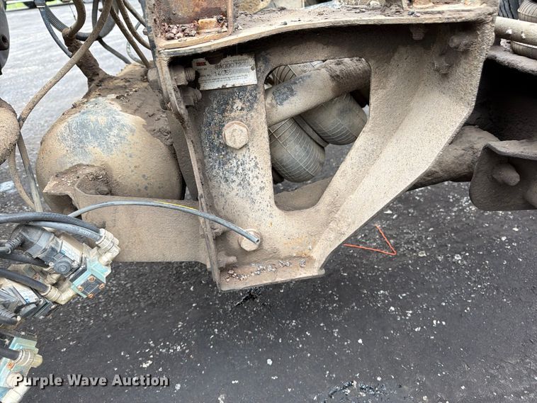 image for item FU4526 2004 Sterling L9500 truck cab and chassis