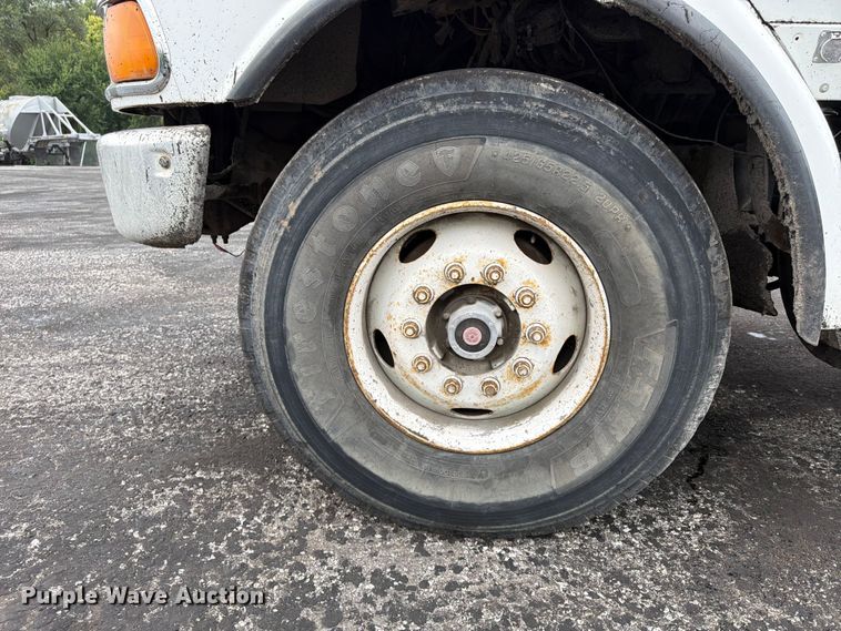 image for item FU4526 2004 Sterling L9500 truck cab and chassis