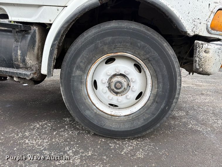 image for item FU4526 2004 Sterling L9500 truck cab and chassis