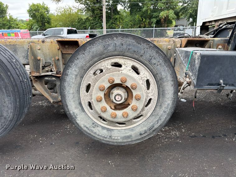 image for item FU4526 2004 Sterling L9500 truck cab and chassis