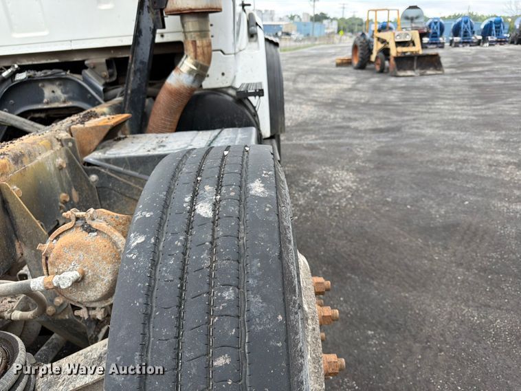 image for item FU4526 2004 Sterling L9500 truck cab and chassis
