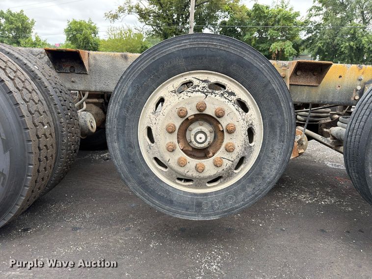 image for item FU4526 2004 Sterling L9500 truck cab and chassis