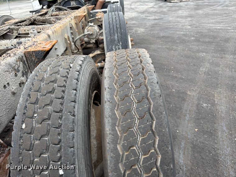 image for item FU4526 2004 Sterling L9500 truck cab and chassis