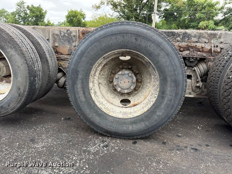 image for item FU4526 2004 Sterling L9500 truck cab and chassis