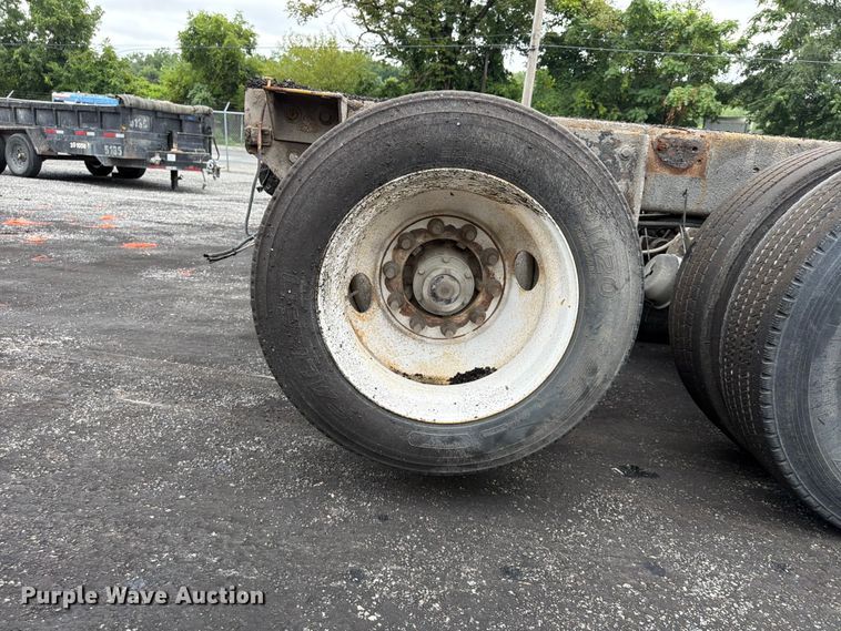 image for item FU4526 2004 Sterling L9500 truck cab and chassis