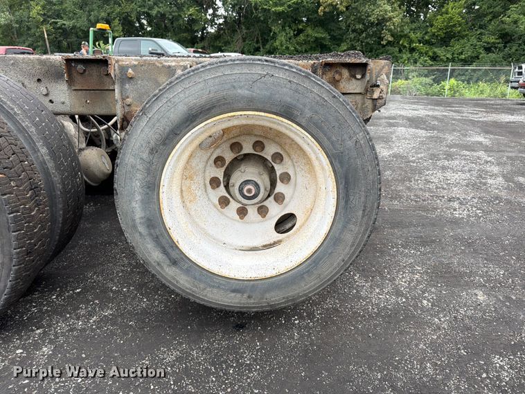image for item FU4526 2004 Sterling L9500 truck cab and chassis