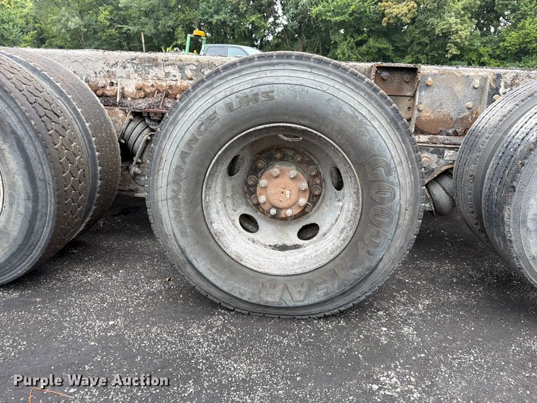 image for item FU4526 2004 Sterling L9500 truck cab and chassis