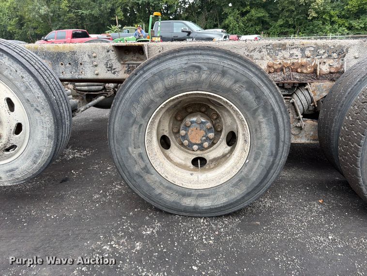 image for item FU4526 2004 Sterling L9500 truck cab and chassis