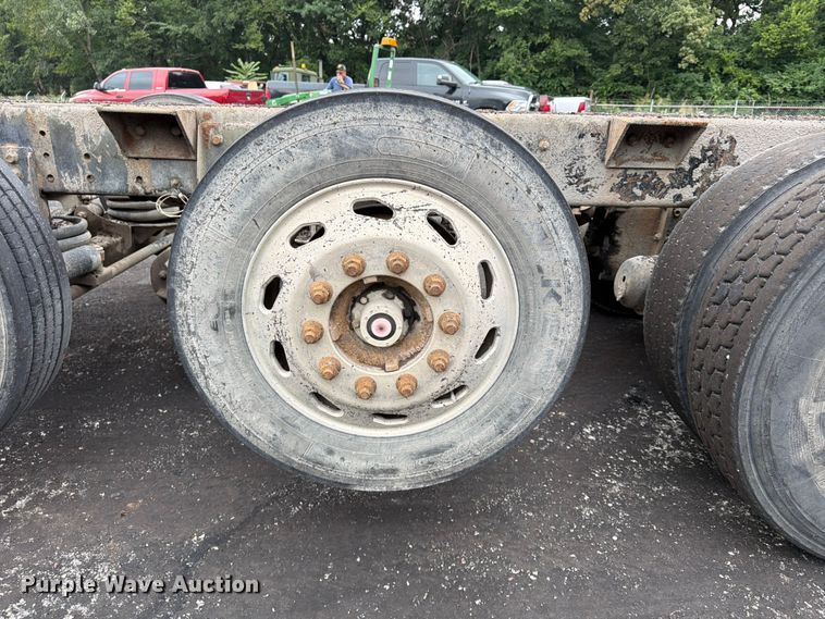 image for item FU4526 2004 Sterling L9500 truck cab and chassis
