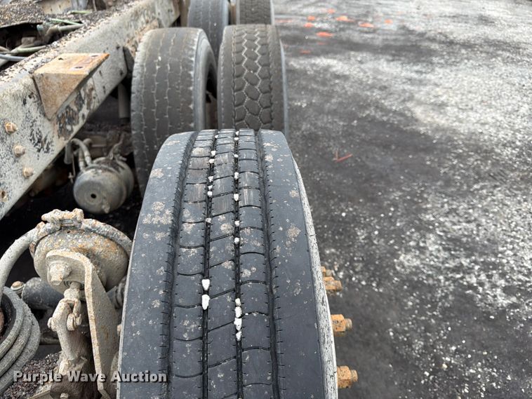 image for item FU4526 2004 Sterling L9500 truck cab and chassis
