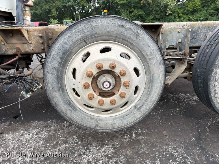 image for item FU4526 2004 Sterling L9500 truck cab and chassis