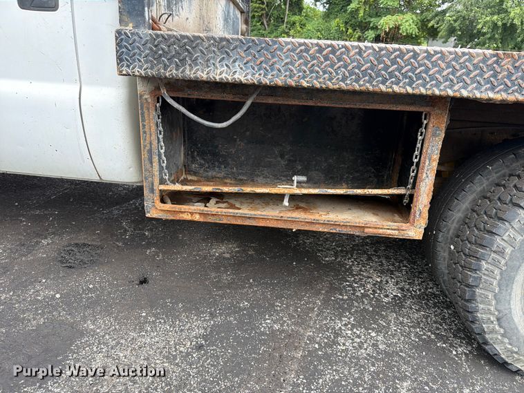 image for item FU4535 2000 Ford F350 Super Duty Crew Cab flatbed pickup truck