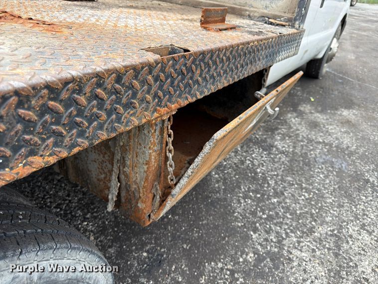 image for item FU4535 2000 Ford F350 Super Duty Crew Cab flatbed pickup truck