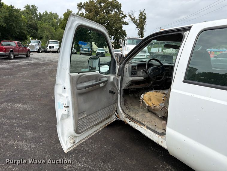 image for item FU4535 2000 Ford F350 Super Duty Crew Cab flatbed pickup truck