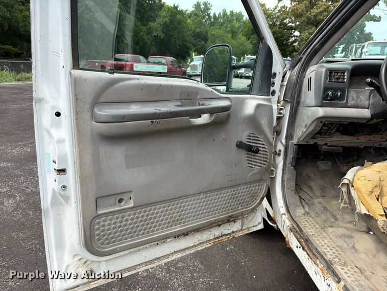 image for item FU4535 2000 Ford F350 Super Duty Crew Cab flatbed pickup truck