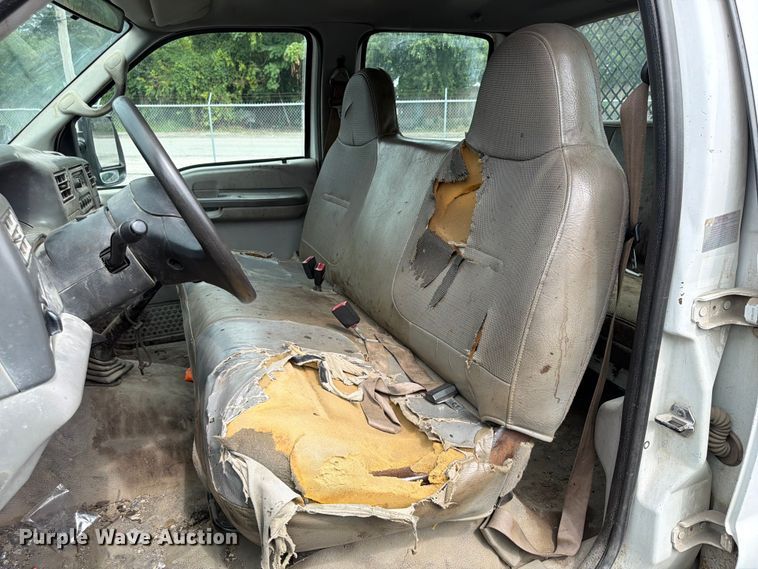 image for item FU4535 2000 Ford F350 Super Duty Crew Cab flatbed pickup truck