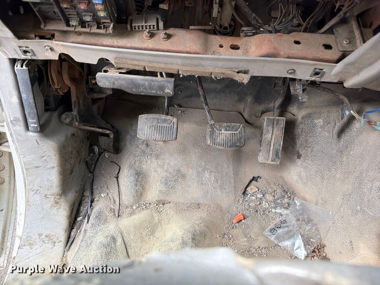 image for item FU4535 2000 Ford F350 Super Duty Crew Cab flatbed pickup truck