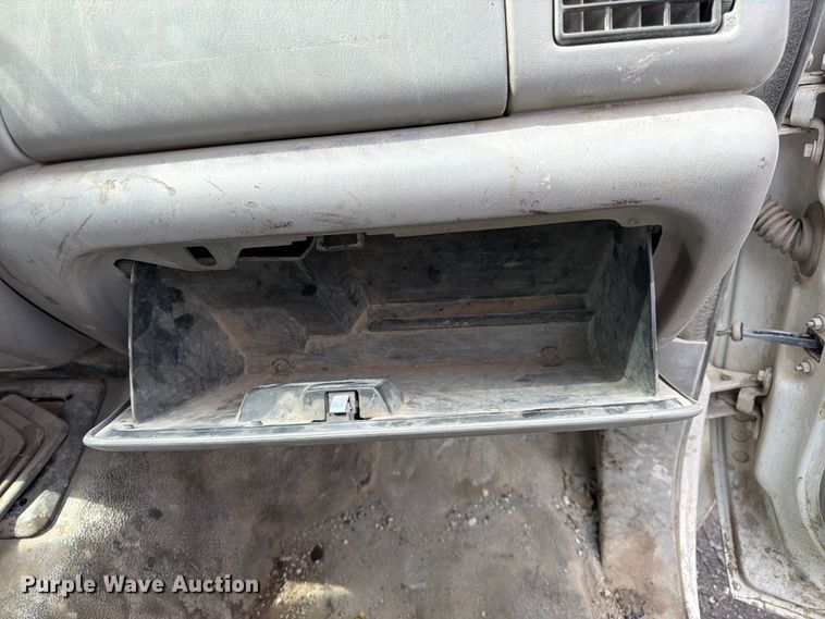 image for item FU4535 2000 Ford F350 Super Duty Crew Cab flatbed pickup truck