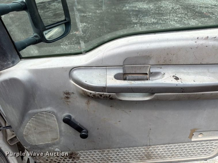 image for item FU4535 2000 Ford F350 Super Duty Crew Cab flatbed pickup truck
