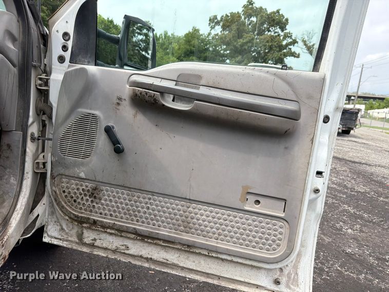 image for item FU4535 2000 Ford F350 Super Duty Crew Cab flatbed pickup truck
