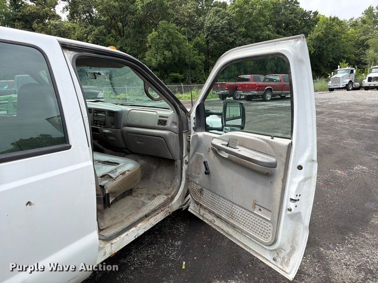 image for item FU4535 2000 Ford F350 Super Duty Crew Cab flatbed pickup truck
