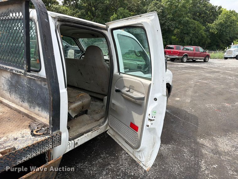 image for item FU4535 2000 Ford F350 Super Duty Crew Cab flatbed pickup truck