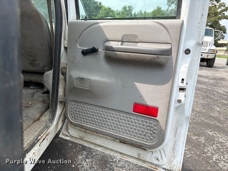 image for item FU4535 2000 Ford F350 Super Duty Crew Cab flatbed pickup truck