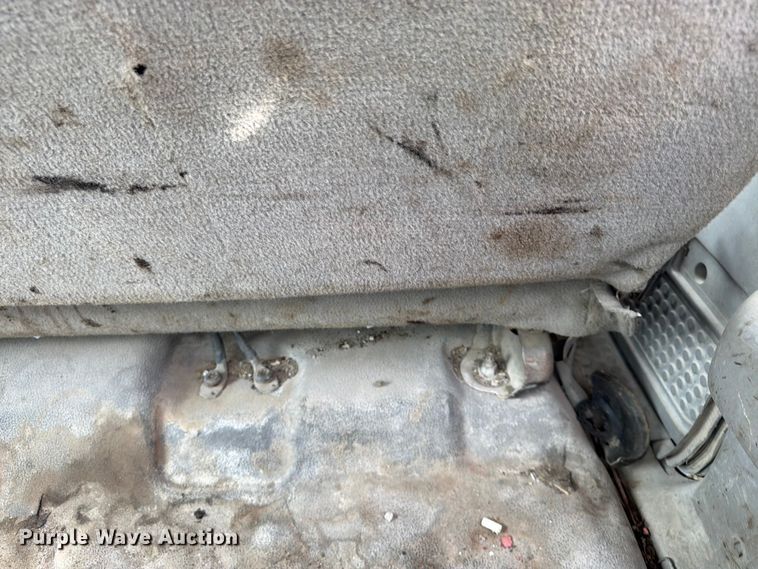 image for item FU4535 2000 Ford F350 Super Duty Crew Cab flatbed pickup truck