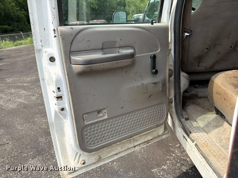 image for item FU4535 2000 Ford F350 Super Duty Crew Cab flatbed pickup truck