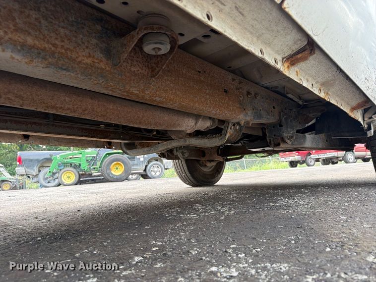image for item FU4535 2000 Ford F350 Super Duty Crew Cab flatbed pickup truck