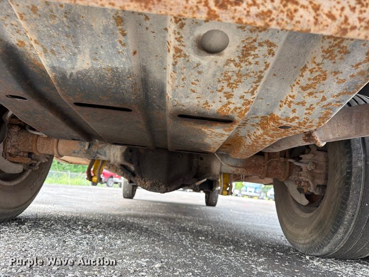 image for item FU4535 2000 Ford F350 Super Duty Crew Cab flatbed pickup truck