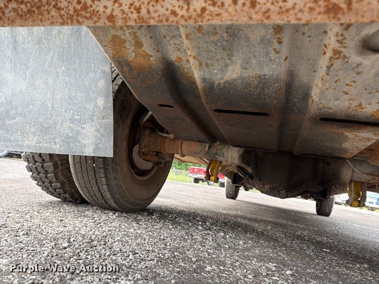 image for item FU4535 2000 Ford F350 Super Duty Crew Cab flatbed pickup truck