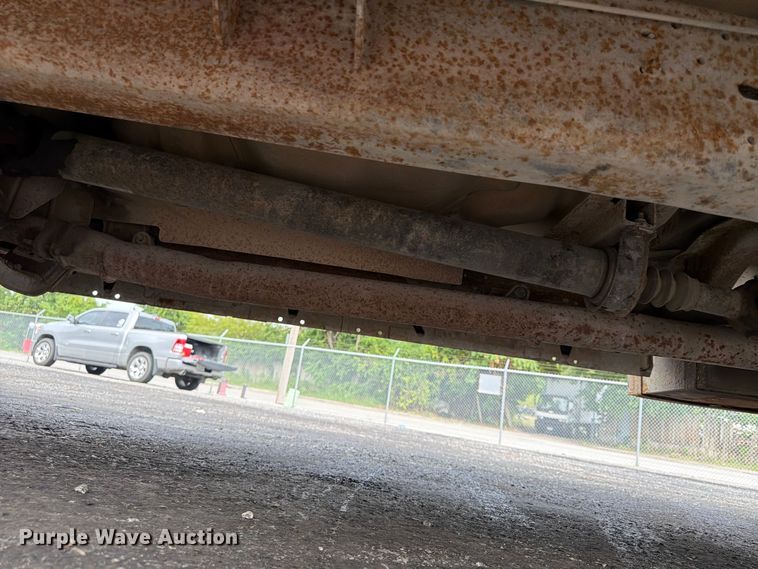 image for item FU4535 2000 Ford F350 Super Duty Crew Cab flatbed pickup truck