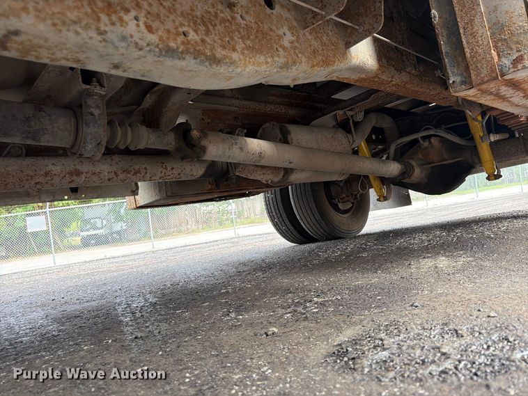 image for item FU4535 2000 Ford F350 Super Duty Crew Cab flatbed pickup truck