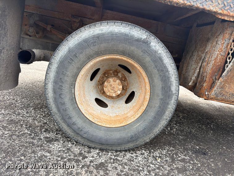 image for item FU4535 2000 Ford F350 Super Duty Crew Cab flatbed pickup truck