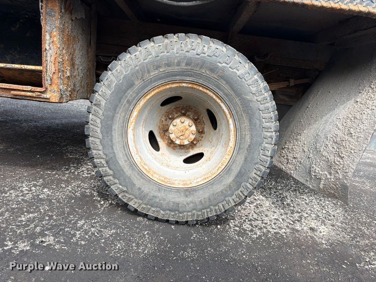 image for item FU4535 2000 Ford F350 Super Duty Crew Cab flatbed pickup truck
