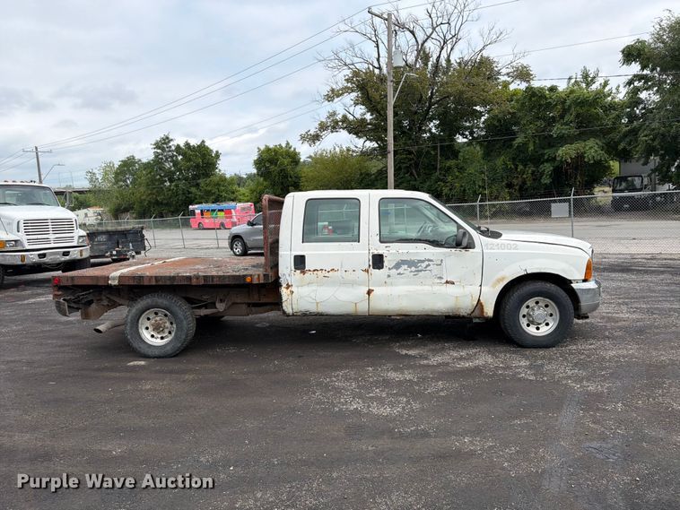 image for item FU4536 2001 Ford F250 Super Duty Crew Cab flatbed pickup truck