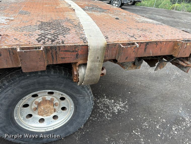 image for item FU4536 2001 Ford F250 Super Duty Crew Cab flatbed pickup truck