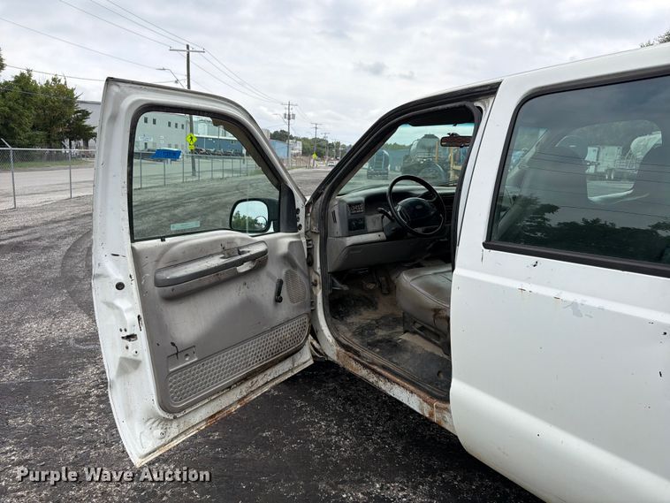 image for item FU4536 2001 Ford F250 Super Duty Crew Cab flatbed pickup truck