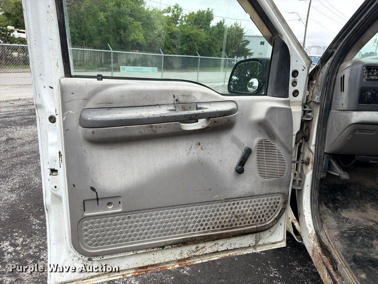 image for item FU4536 2001 Ford F250 Super Duty Crew Cab flatbed pickup truck