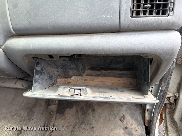 image for item FU4536 2001 Ford F250 Super Duty Crew Cab flatbed pickup truck