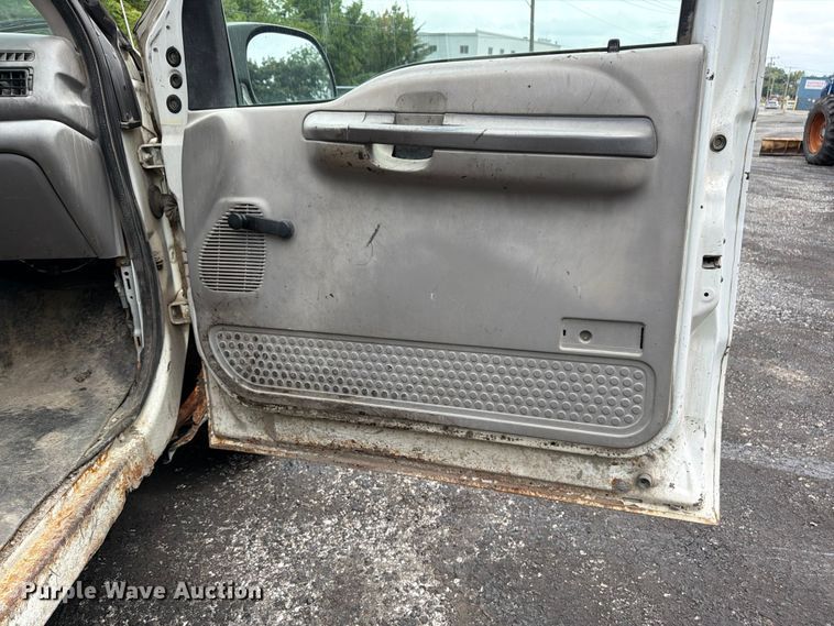 image for item FU4536 2001 Ford F250 Super Duty Crew Cab flatbed pickup truck