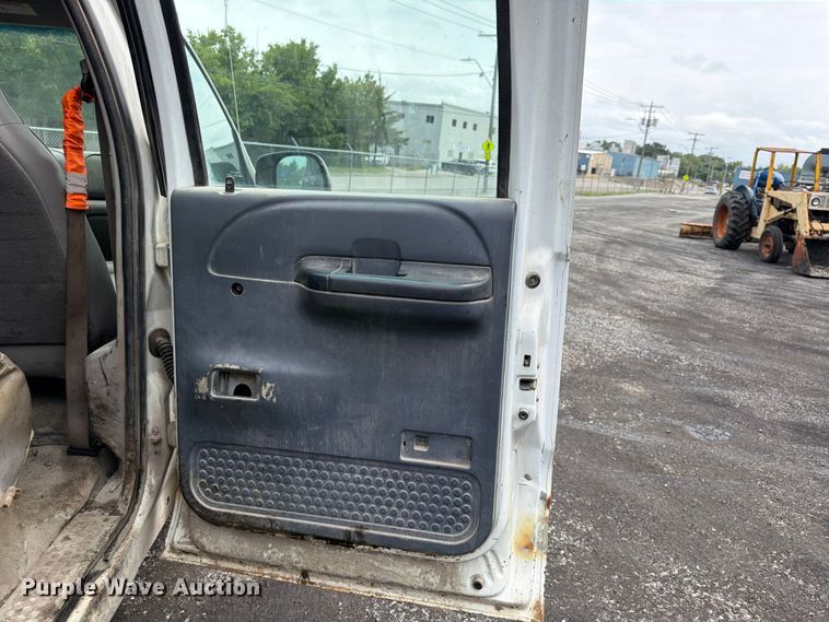 image for item FU4536 2001 Ford F250 Super Duty Crew Cab flatbed pickup truck