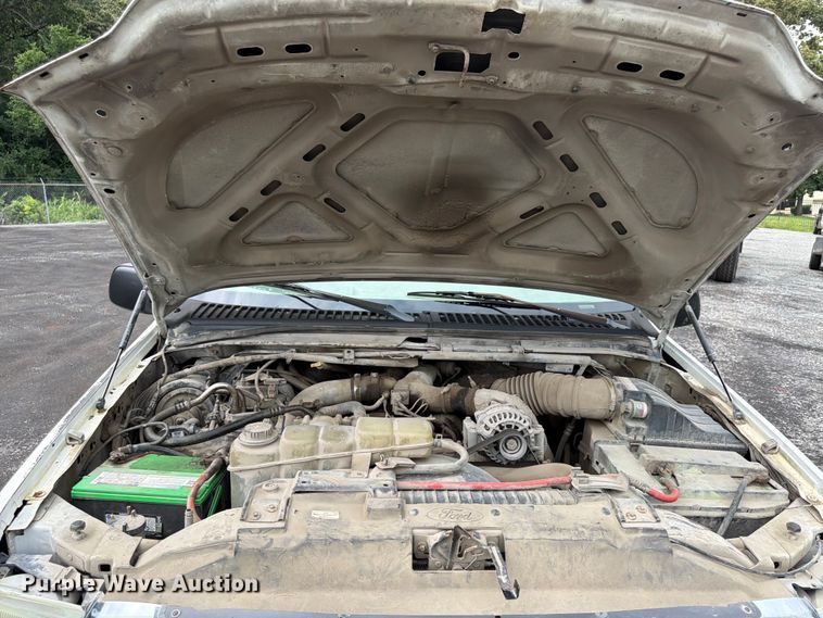 image for item FU4536 2001 Ford F250 Super Duty Crew Cab flatbed pickup truck