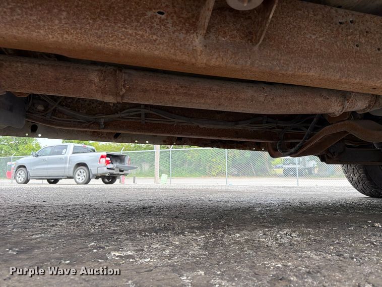 image for item FU4536 2001 Ford F250 Super Duty Crew Cab flatbed pickup truck