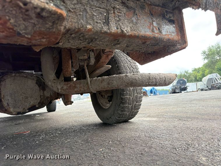 image for item FU4536 2001 Ford F250 Super Duty Crew Cab flatbed pickup truck