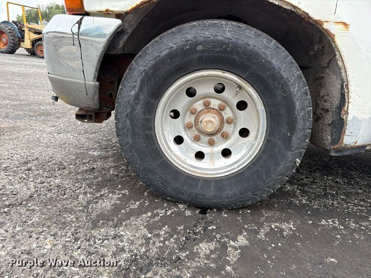 image for item FU4536 2001 Ford F250 Super Duty Crew Cab flatbed pickup truck