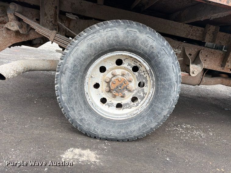 image for item FU4536 2001 Ford F250 Super Duty Crew Cab flatbed pickup truck