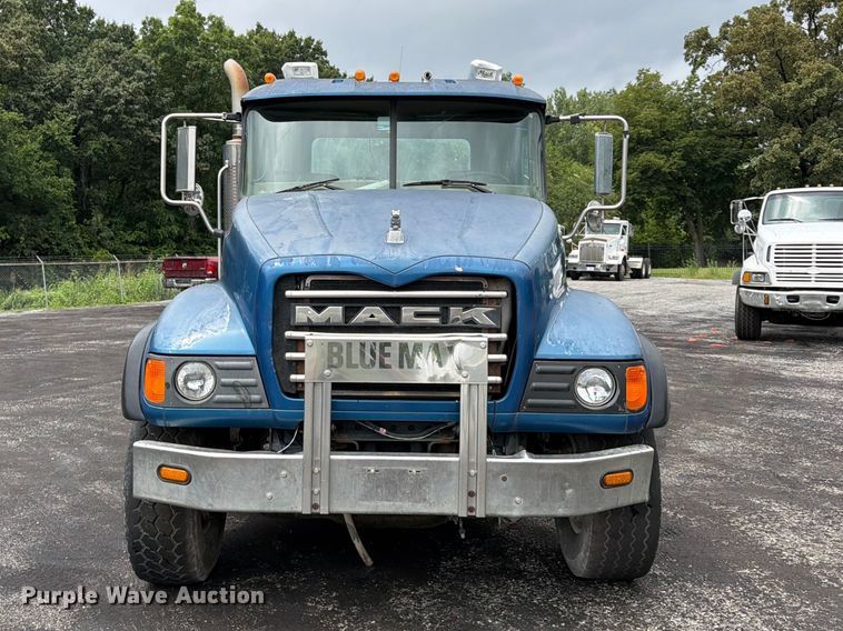 image for item FU4538 2002 Mack CV truck cab and chassis